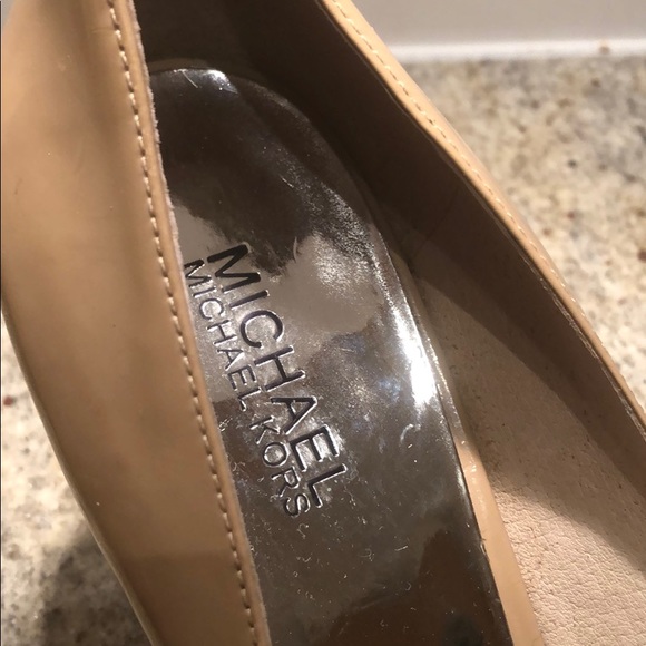 MICHAEL KORS Nude Patent Pumps - Picture 7 of 9